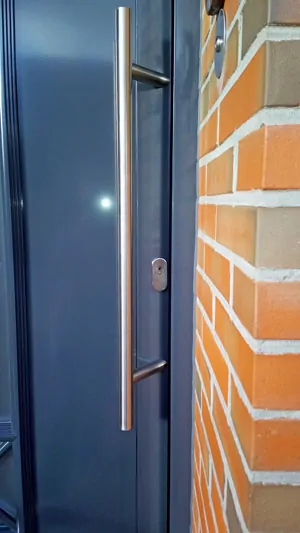 Stossgriff seitlich gekröpft (z. B. für Rahmentüren und/oder wenn das Schlüsselloch unter dem Stossgriff sitzt.